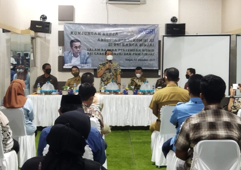 Dalam kunjungan kerjanya ke Kabupaten Sinjai, Anggota DPR RI Komisi XI Fraksi Gerindra, H. Kamrussamad  berkunjung ke Bank BRI Cabang Sinjai dalam rangka pertemuan bisnis bersama jajaran Bank BRI dan para pelaku UMKM, Selasa 12 Oktober 2021.