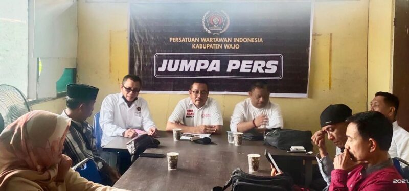 Persatuan Wartawan Indonesia (PWI) Kabupaten Wajo menggelar jumpa pers untuk mengalrifikasi pemberitaan di sejumlah media