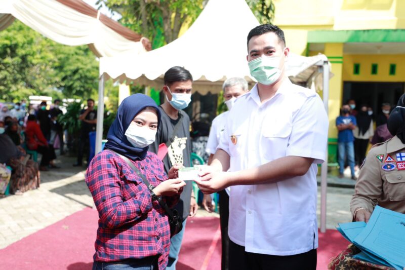 Bupati Pangklep MYL menyerahkan korban bencana alam, KKS dan KIS di halaman kantor camat Pangkajene, Sabtu 23 Oktober 2021