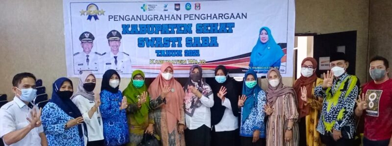 Usai mengikuti penganugerahan  penghargan tertinggi bidang kesehatan Swasti Saba Wistara, Ketua FKS Wajo Hj. Sitti Matyam bersama Seretaris H. Muchlis Mammi berpose bersama dengan Tim Pembina, Anggota FKS di Aula Bappelitbangda Wajo.