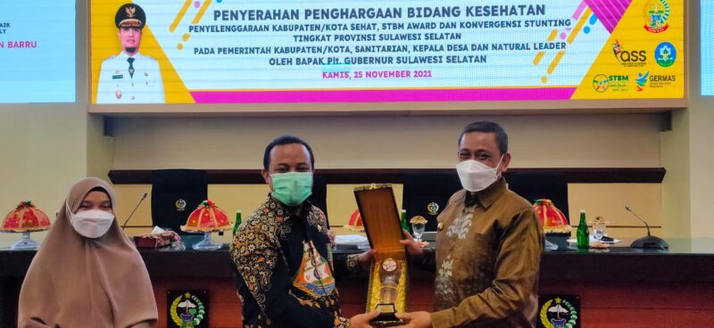 Bupati Wajo H. Amran Mahmud  Terima tropy Penghargaan tertinggi bidang kesehatan Swasti Saba Wistara yang diserahkan oleh Plt. Gubernur Sulsel Andi Sudirman Sulaiman.