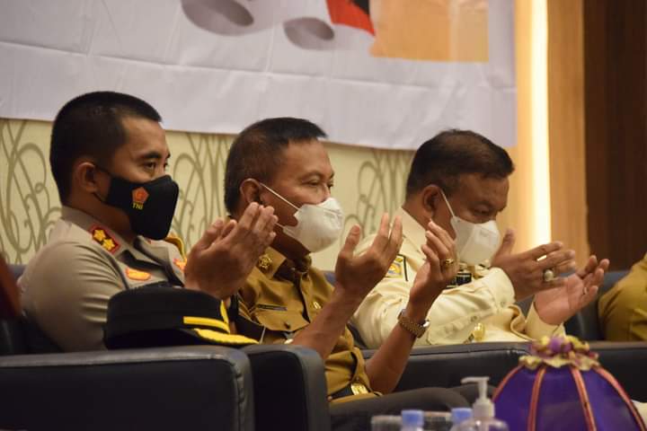 Bupati Bone Dr.H.Andi Fahsar M Pajalangi M.Si, Wakil Bupati Bone Drs.H.Ambo Dalle MM, dan Kapolres Bone AKBP Ardyansyah menghadiri Pakta Integritas Calon Kepala Desa 