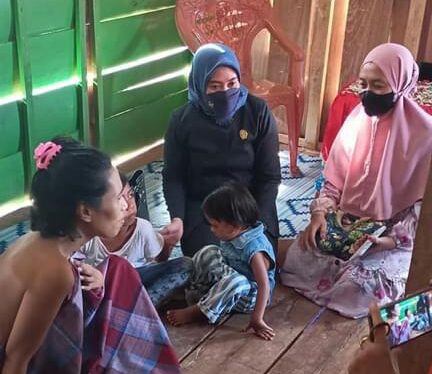 Sebagai wujud kepedulian terhadap masyarakat kecil, anggota DPRD Wajo, Andi Suleha Selle mengunjungi dan membantu seorang penderita kanker.