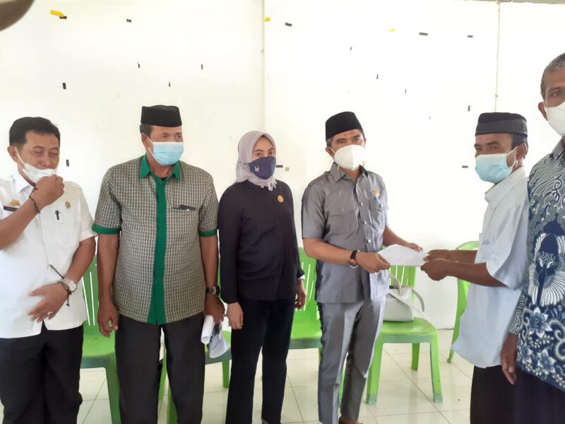 Anggota DPRD Wajo Elfrianto, H. Musa dan Andi Suleha saat menerima aspirasi Komunitas Petani Tambak Wajo