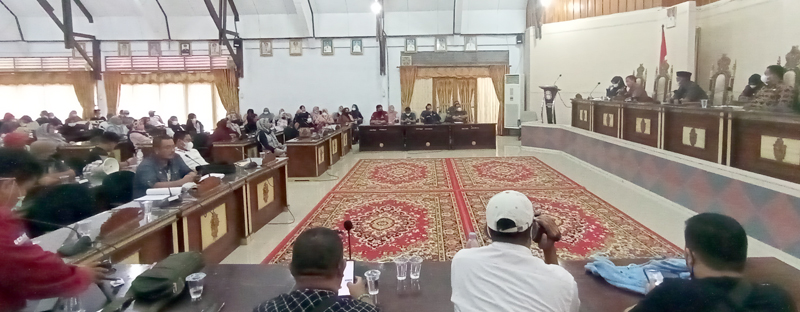 Pedagang Pasar Sentral Siwa didampingi PHI Wajo melakukan aspirasi di DPRD Wajo, Kamis 4 November 2021 terkait penolakan besaran retribusi untuk Rumah Toko (Ruko) di Pasar Sentral Siwa, Kecamatan Pitumpanua, Kabupaten Wajo oleh Dinas Perindustrian, Perdagangan, Koperasi (Perindagkop) dan UKM Kabupaten Wajo.