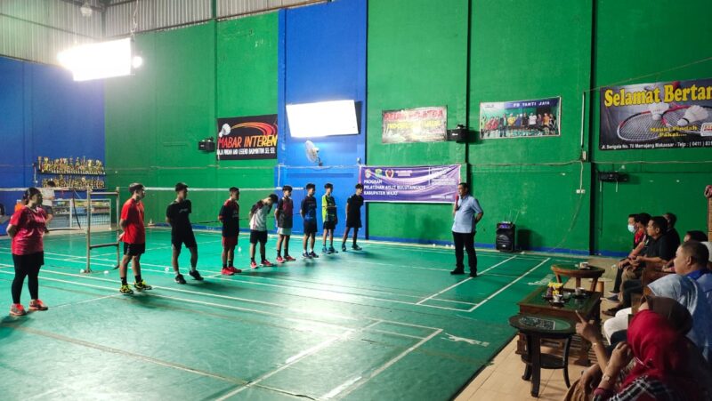 Bupati Wajo H. Amran Mahmud memberikan sambutan dan menyemangati para atlit muda bulutangkis yang bakal menjalani program pelatihan di Makassar.--Foto: h--