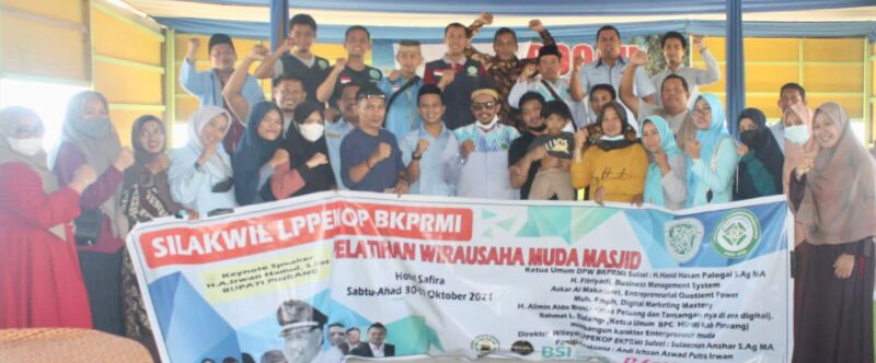 Ketua BKPRMI Pinrang bersama remaja Masjid