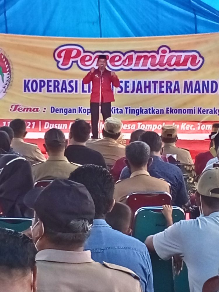 Penyambutan anggota Koperasi Lipan Sejahtera Mandiri kepada Bupati Maros pada penanaman perdana jagung di lahan binaan koperasi