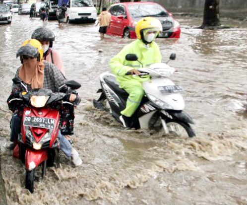 Kondisi jalan poros Hertasning dan jalan Tun Abdul Razak yang tergenang banjir saat hujan deras menjadikan jalan poros ke Gowa Sulsel rusak dan berlubang.