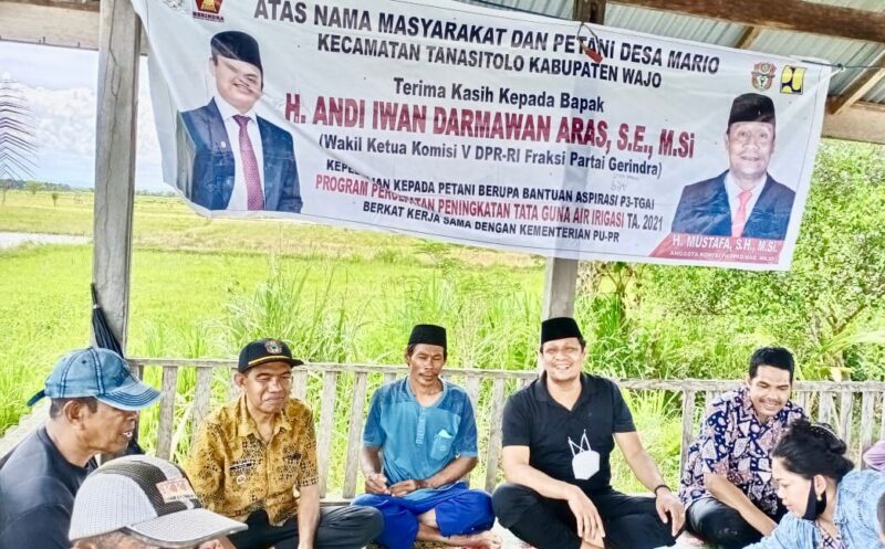 H Mustafa (dua dari kanan)  Anggota DPRD Wajo Sulsel dari Partai Gerindra, bersama Masyarakat Petani Mario Kabupaten Wajo duduk bersama menghadiri acara syukuran.(Agussalim)