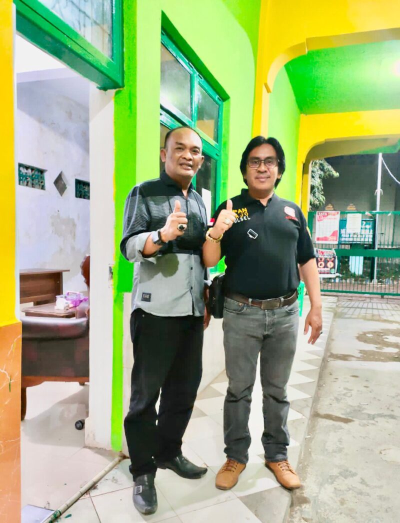 Ketua DPK LIPAN Wajo, Ambo Daling saat berfoto bersama Aktivis Antikorupsi, Djusman AR. ( A Fatimah)