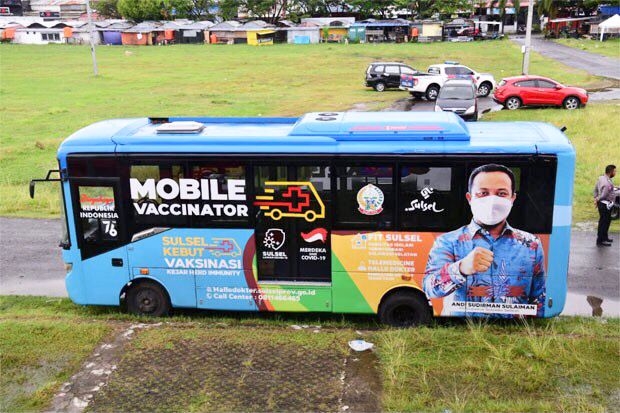 Mobil vaksin gratis yang keliling di kompleks perumahan untuk melayani vaksin gratis di Makassar.