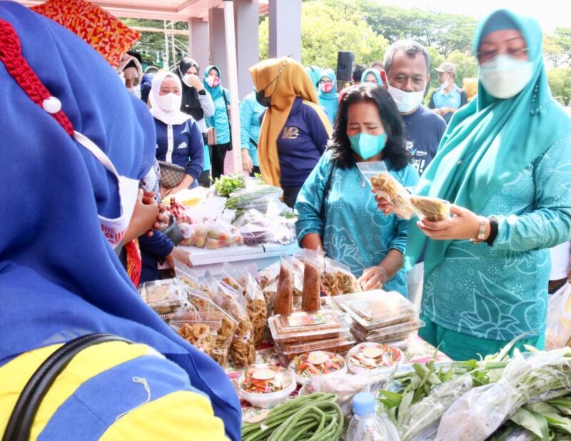 Dinas Ketahanan Pangan kabupaten Pinrang menggelar Pasar Murah di halaman kantor Bupati pinrang, Selasa 2 November 2021.