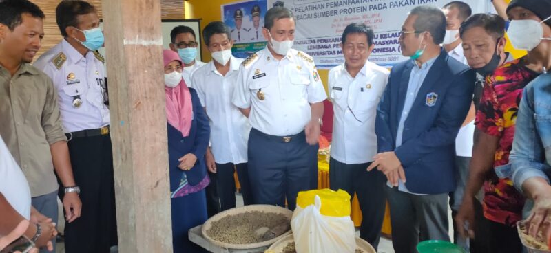 Bupati Wajo H. Amran Mahmud saat menyaksikan pengolahan ikan Sapu-sapu jadi olahan makanan dan sumber protein utama untuk pembuatan pakan ikan budi daya.