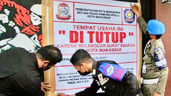 Petugas Satgas gabungan menyegel THM yang diduga melanggar Prokes dan jam operasional.