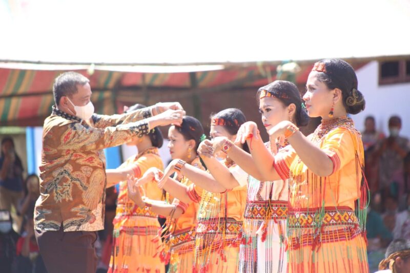 Bupati Wajo H. Amran Mahmud yang didampingi oleh Wakil Bupati Wajo, Amran, SE., disambut antusias oleh jemaat dengan menampilkan Tari Toraja.