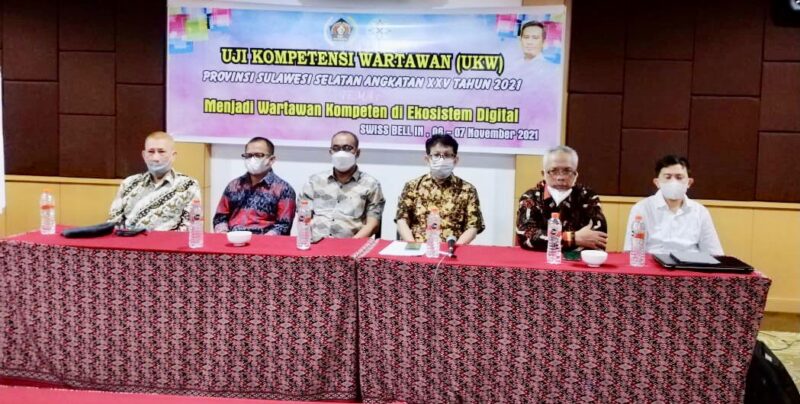 Uji Kompetensi Wartawan  digelar PWI Sulsel yang dibuka AR Loebis mewakili PWI Pusatl