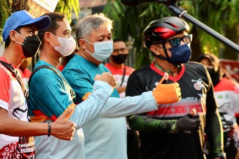 Bupati Pinrang Irwan Hamid melepas Rombongan Sepeda Lipat Makassar (SLIM) dalam kegiatan Jelajah Pesona Sulawesi (JPS) 2021 Jum,at 12 Nopember 2021.(hms)