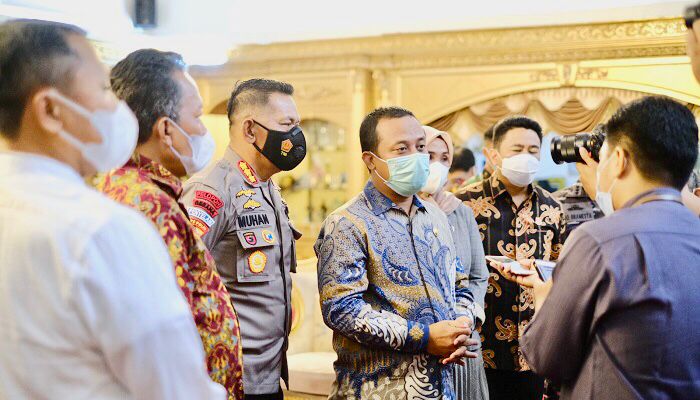Gubernur didampingi Forkopimda Sulsel memberikan keterangan pers terkait UMP Sulsel 2022 yang tidak naik.