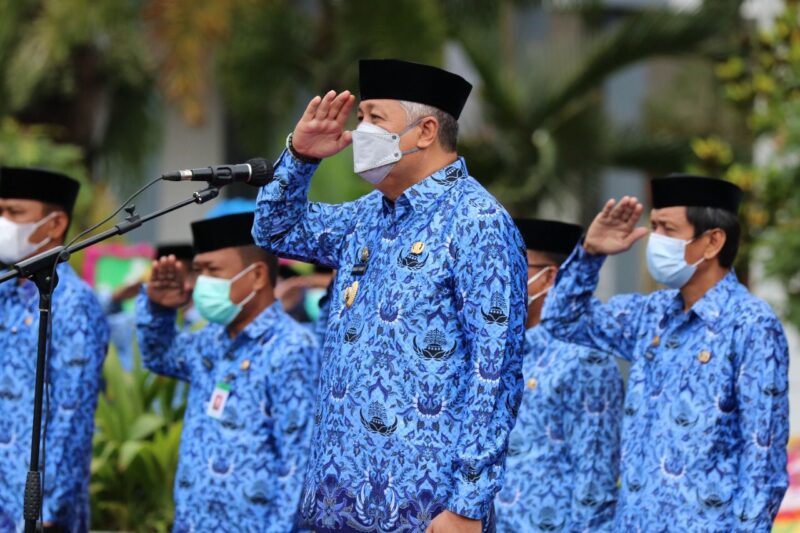 Bupati Pinrang Sulsel H.Andi Irwan Hamid S. Sos Pembina upacara pada HUT Korpri ke. 50