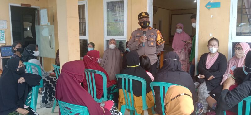 Kapolsek Tanasitolo AKP Muhram Cokeng memberikan arahan dan mengedukasi kepada masyarakat terkait dengan manfaat vaksinasi di Kantor Desa Assorajang sebelum pelaksanaan vaksinasi.