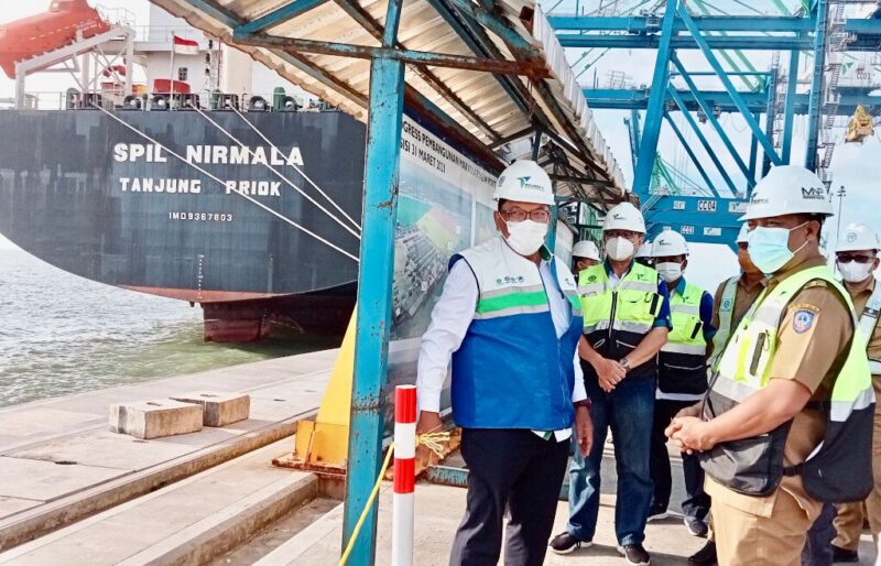 Plt Gubernur Sulsel, Andi Sudirman Sulaeman menyaksikan pelepasan kontainer di Pelabuhan Makassar yang memuat komoditas andalan ekspor Sulsel untuk tujuan Eropa.