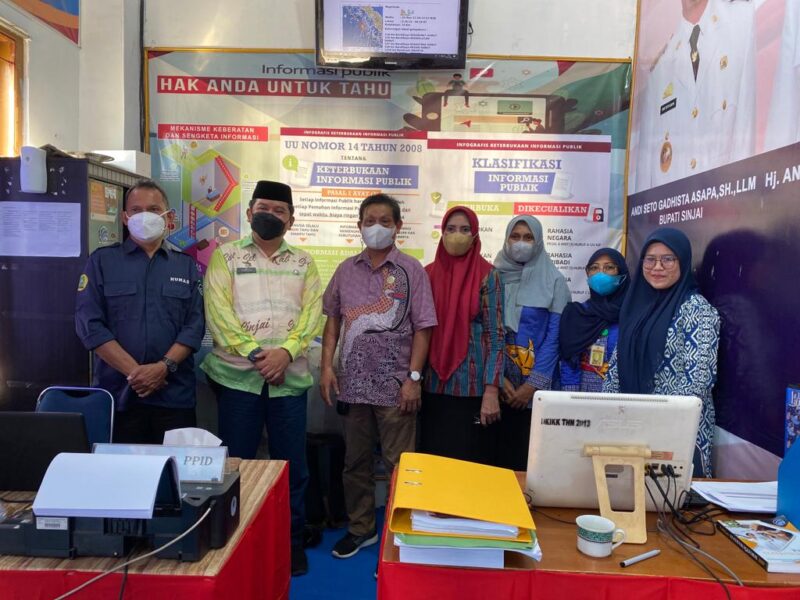Komisi Informasi (KI) Provinsi Sulawesi Selatan (Sulsel) melakukan kunjungan dalam rangka monitoring dan evaluasi pelaksanaan visitasi pada Pejabat Pengelola Informasi dan Dokumentasi (PPID) Utama di Diskominfo dan Persandian Kabupaten Sinjai, Kamis (25/11/2021)