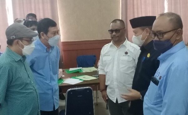 Ketua DPRD Wajo HA. Alauddin Palaguna, berbincang-bincang dengan Ketua Tim Penguji UKW, Refa Riana saat mengunjungi peserta UKW untuk memberikan semangat.
