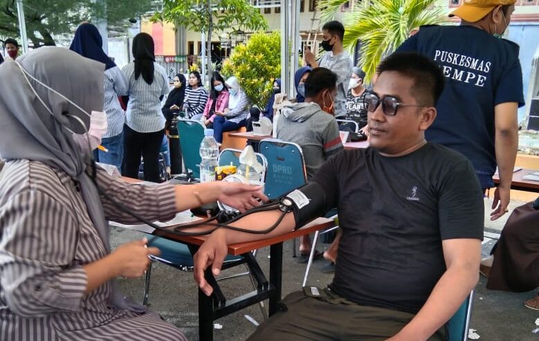 Sala-satu warga sebelum di vaksin dilakukan pemeriksan kesehatan oleh tim vaksinator.(abdi)