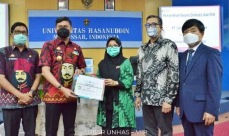 Universitas Hasanuddin (Unhas) yang bekerja sama dengan PT Langit Pandu Anugrah memberikan bantuan kepada Pemerintah Kabupaten (Pemkab) Gowa, berupa alat Polymerase Chain Reaction (PCR) dari Mico Biomed.