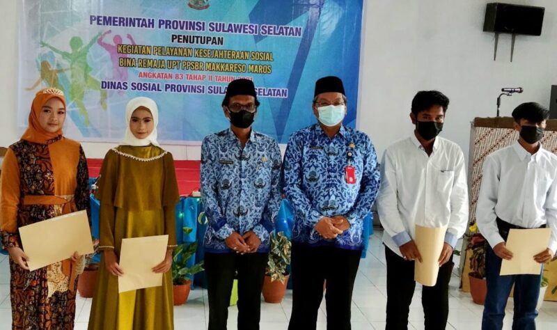 Kadis Sosial Propinsi Sulsel, H.Andi Irawan Bintang didampingi kepala PPSBR Maros, Drs Junaidi Zainal berfoto bersama dengan siswa yg sudah dibina dan diberikan pelatihan selama 3 bulan di PPSBR Makkareso Bantimurung, Kabupaten Maros.