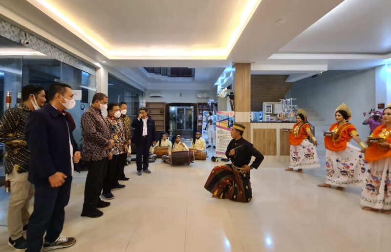 Bupati Wajo H. Amran Mahmud menghadiri pelantikan HIPKI Sulsel di Hotel Sermani Sengkang.--hms--