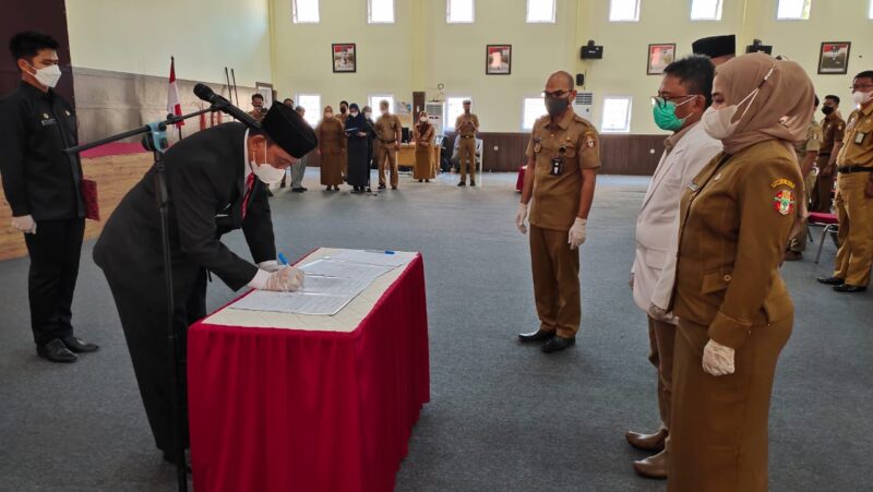 Bupati Wajo, H. Amran Mahmud mennadatangani berita acara pelantikan 176 Pejabat Fungsional lingkup Pemerintah Kabupaten Wajo, Senin (1/11/2021) di ruang pola kantor Bupati Wajo.
