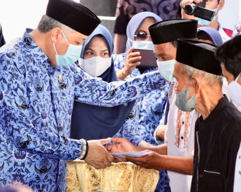 Bupati Pinrang serahkan langsung Zakat dari Basnas ke pada warga Duampanua