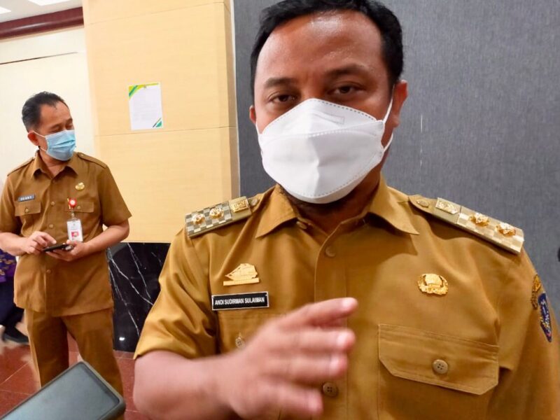 Plt Gubernur Sulsel, Andi Surdiman memberikan keterangan pers terkait dengan penghargaan kabupaten/kota sehat.
