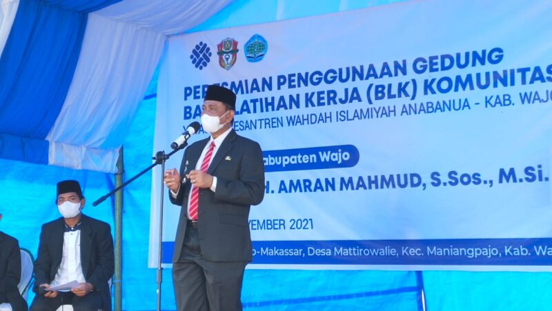 Bupati Wajo H. Amran Mahmud memberikan sambutan pada peresmian Balai Latihan Kerja (BLK) Pondok Pesantren Abu Bakar Ash Shiddiq Anabanua, Kecamatan Maniangpajo, Senin (1/11/2021).
