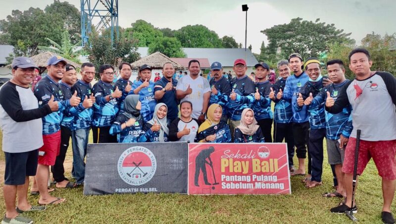 Atlit dan pelatih Pergatsi berpose bersama