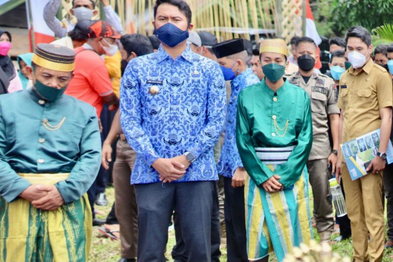 Bupati Sinjai, Andi Seto Asapa (ASA) menghadiri pesta adat ”Mappugau Hanua” di kampung Caile, Dusun Baru, Desa Kanrung Kecamatan Sinjai Tengah, Senin 29 Nopember 2021.--humas--