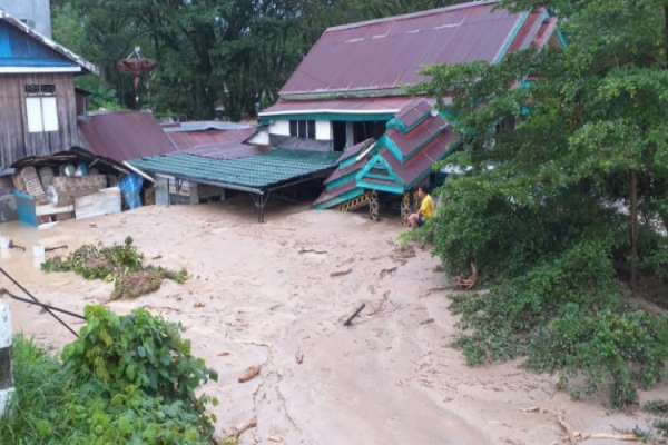 Akibat cuaca ekstrim di beberapa kabupaten dilanda banjir bahkan tanah longsor