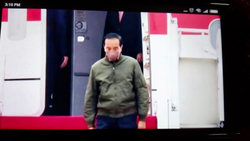 Presiden Jokowi ketika turun dari pesawat.