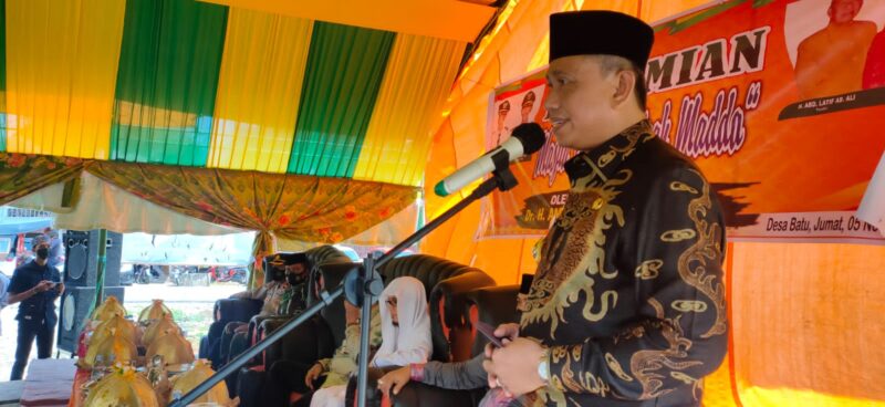 Bupati Wajo memberikan sambutan pada Peresmian Mesjid Hajja Nadirah Madda
