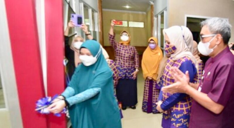 Naoemi Octarina melakukan pengguntingan pita tanda peresmian Sekretariat Bunda PAUD Provinsi Sulsel.