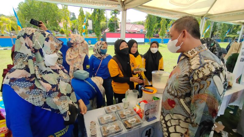 Bupati Wajo H. Amran Mahmud saat mengunjungi salah-satu stand bazar unit DWP di lapangan Merdeka Sengkang.--ullah--