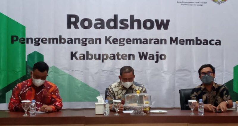 Bupati Wajo H. Amran Mahmud menghadiri Roadshow Pengembangan Kegemaran Membaca yang digelar Dinas Perpustakaan dan Kearsipan Provinsi Sulawesi Selatan di Sallo Hotel Sengkang Kabupaten Wajo  Minggu (21/11/2021).--ullah--