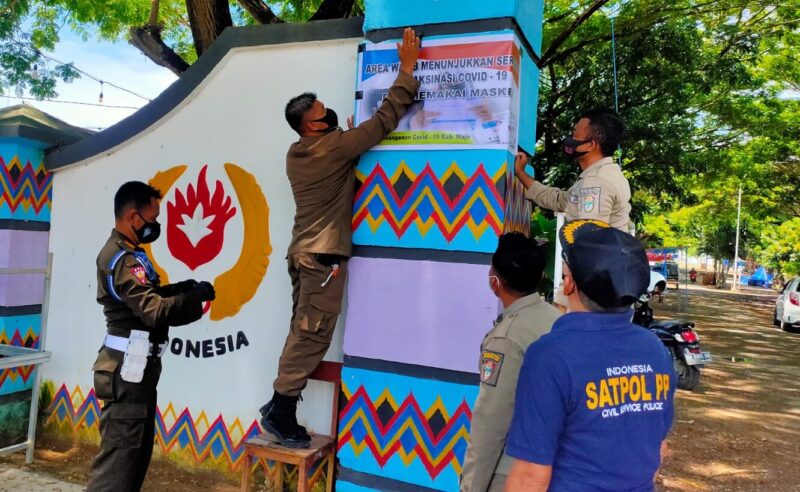 Satgas Penanganan Covid 19 Wajo dalam hal ini Satpol PP memasang spanduk area wajib menunjukkan sertifikat vaksin di pintu masuk Pasar malam Stadin Andi Ninnong Sengkang