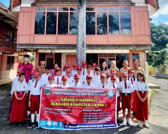 Peserta Pengawas, proktor ANBK, dan kepsek UPT SDN 199 Karomba Lembang berpose bersama.