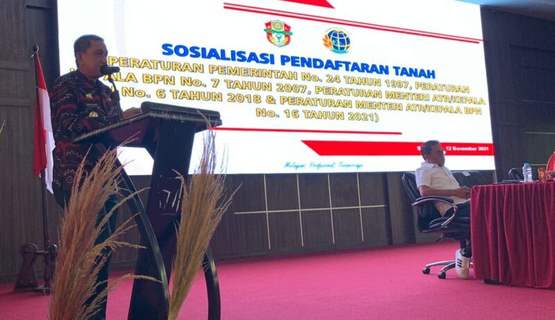 Bupati Wajo H. Amran Mahmud memberikan sambutan pada sosialisasi pendaftaran tanah di Ruang pola kantor bupati.(humas)