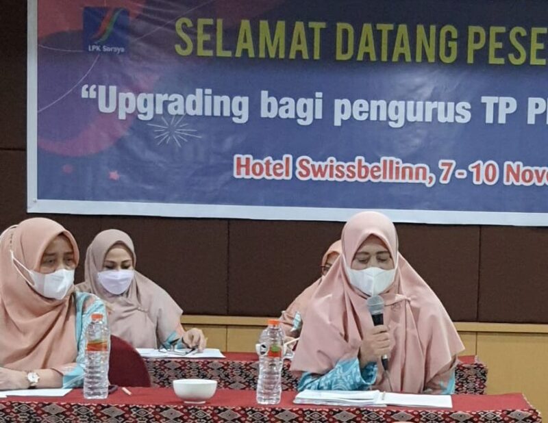 Ketua TP PKK Kab. Wajo Hj. Sitti Maryam memberikan sambutan pada pelatihan dan bimbingan teknis peningkatan kapasitas pengurus TP PKK Wajo di hotel Swiss Bellinn, Makassar