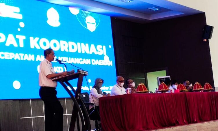 Bupati Wajo H. Amran Mahmud memberikan sambutan pada Rapat Koodinasi TPAKD