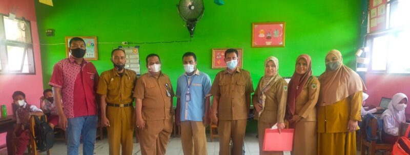 Tim Pemantau Dinas Pendidikan provinsi didampingi koordinator Tim teknis Diknas Pinrang dan kepsek UPT SDN 3 Pinrang.